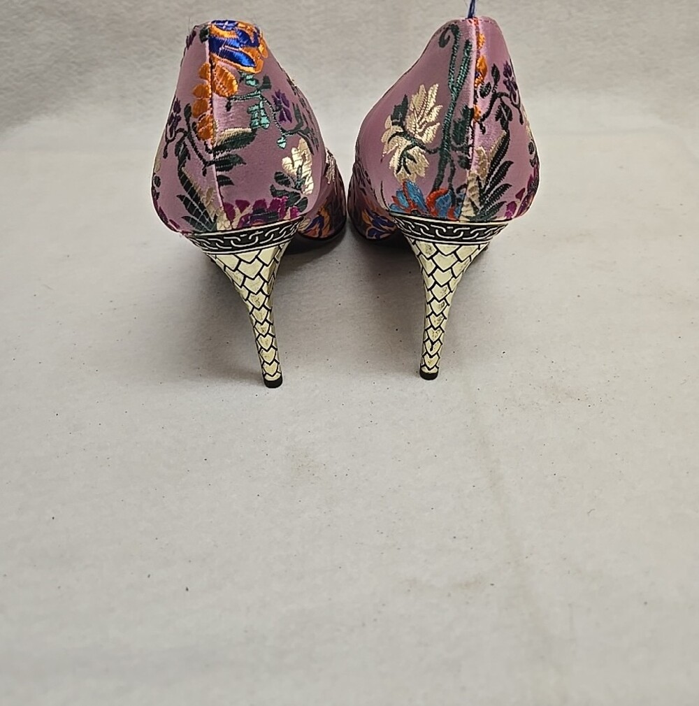 J. Renee 9.5 Pink Floral Embroidered Pointed-Toe Pumps Metal Heels Has Fraying - Picture 4 of 9
